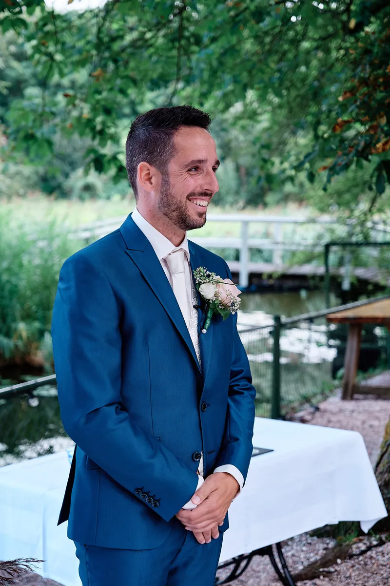 Jeroen wacht op Tessa bij de bloemenboog