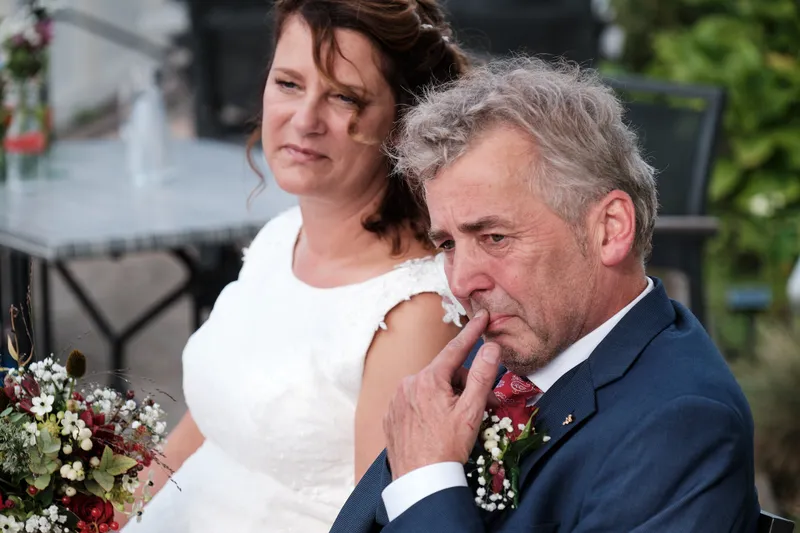 Saskia leunt tegen Pim aan bij de tafel