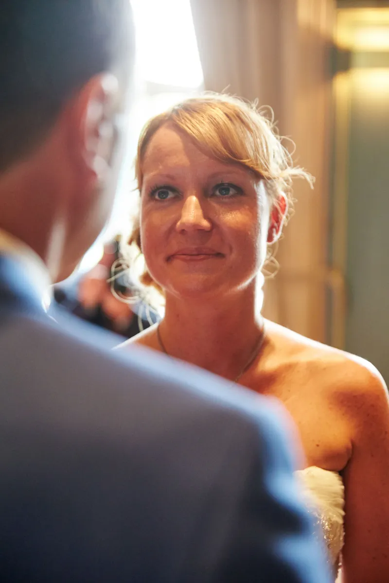 Margherita kijkt Herman aan tijdens de ceremonie