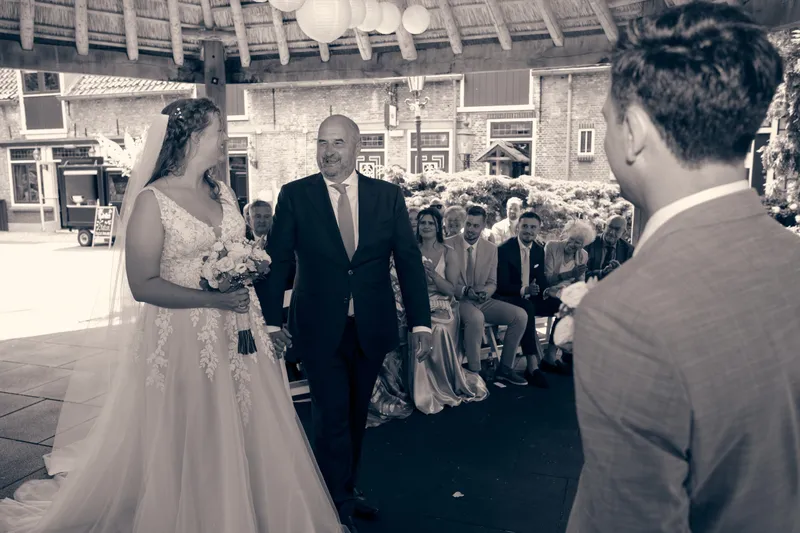 Zwart-wit: de vader van Julia brengt haar naar Rens