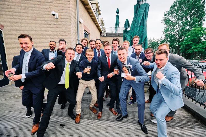 De vrienden van Daniel lopen lachend naar de camera