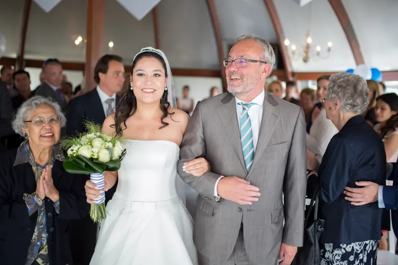 Anne-Floor komt binnen aan de arm van haar vader