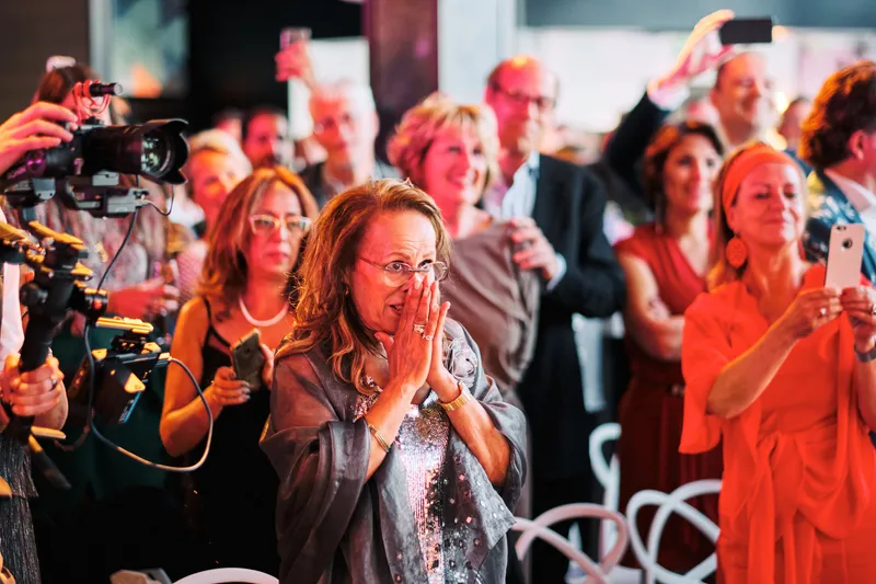 De gasten applaudisseren