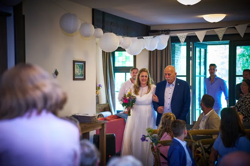 Annemarie komt binnen met haar vader