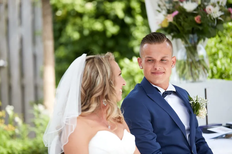 Bojaura en Jeffrey lachen tijdens de ceremonie