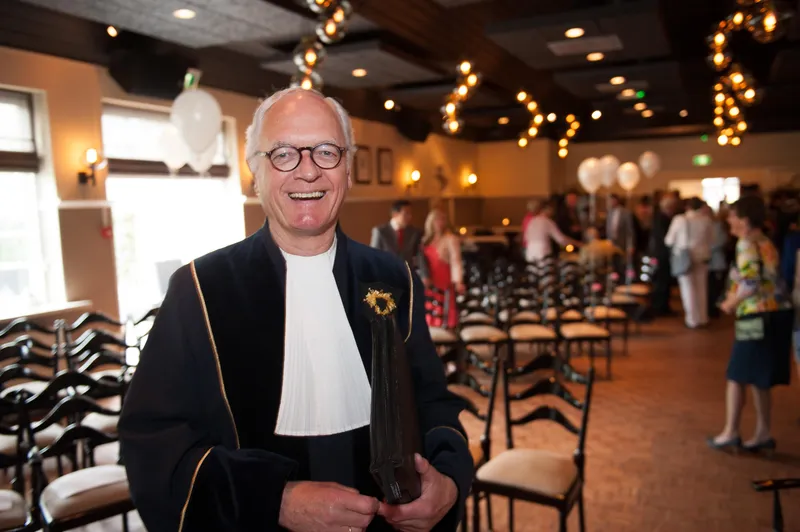 De trouwambtenaar wacht in de zaal