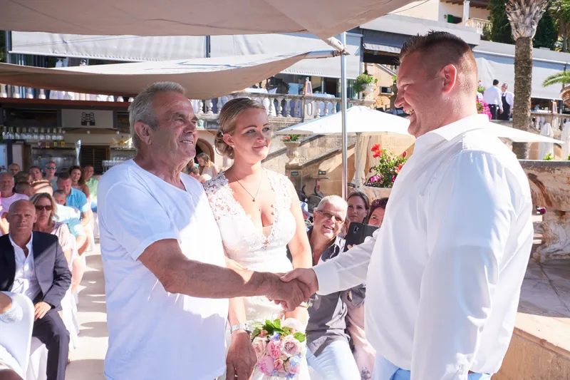 Haar vader geeft Stephanie aan Wesley