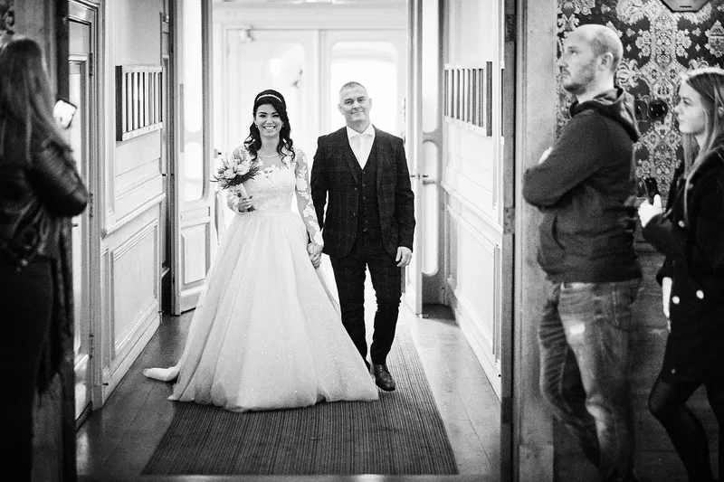 Kimberley komt binnen in de trouwzaal