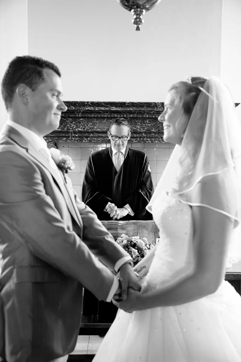 Jennifer en Brian hand in hand voor de schouw