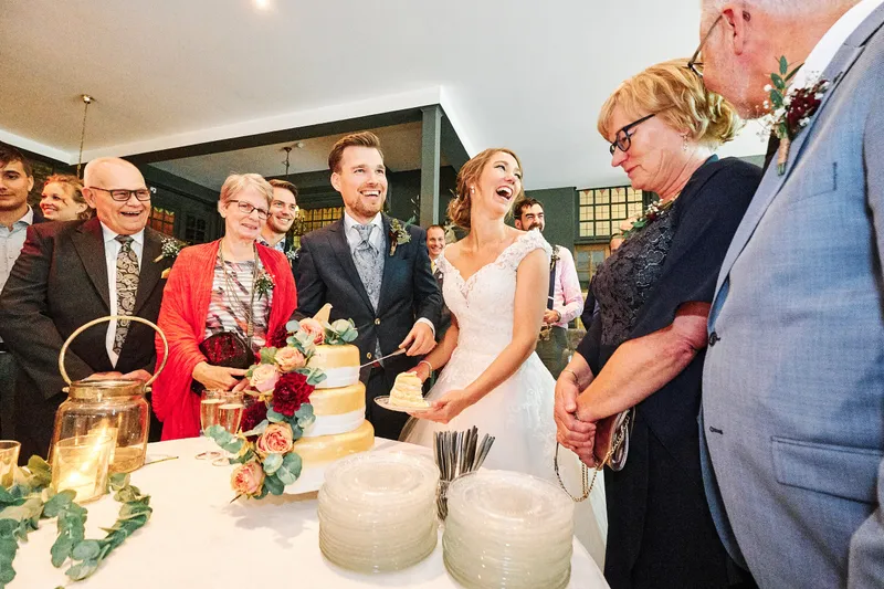 Kirsten en Jouke snijden de taart aan