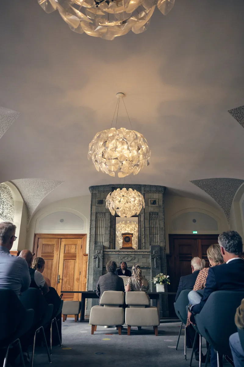 De trouwkamer van het stadhuis met de kroonluchters en de gasten
