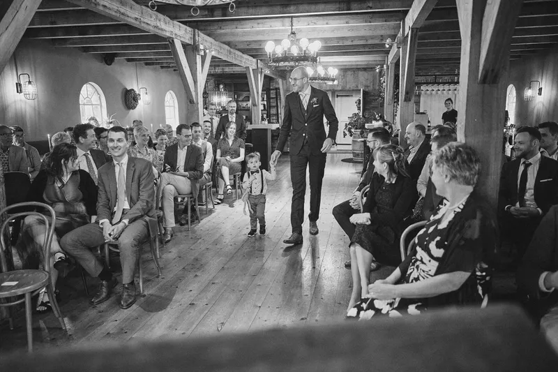 De zangeres zingt voor het bruidspaar
