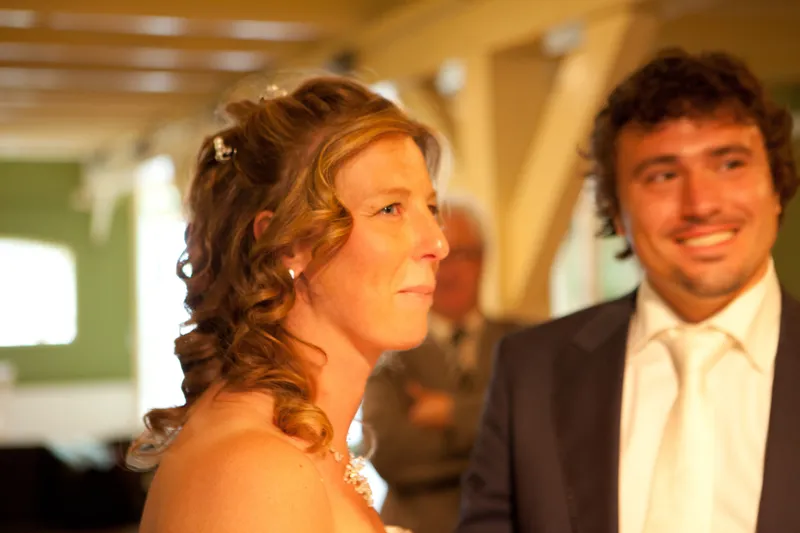 Patricia en Arno lachen tijdens het officiële gedeelte
