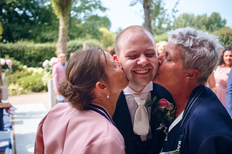 Kevin krijgt twee kussen van familie