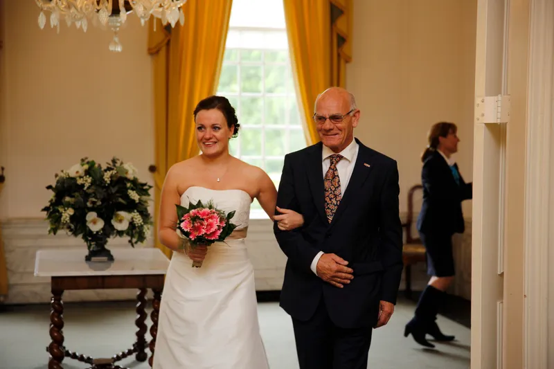 Tessa komt binnen aan de arm van haar vader
