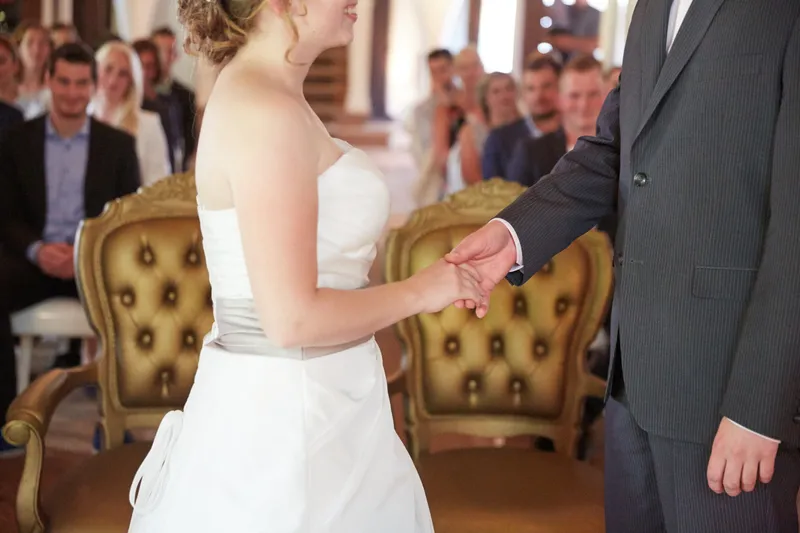 Linsey en Tim hand in hand bij de stoelen