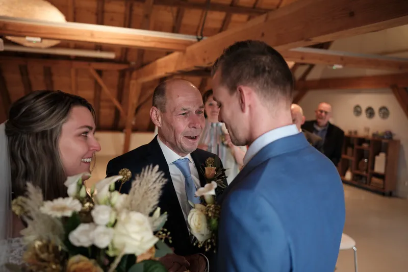 De vader van Wendy brengt haar naar Gerrold