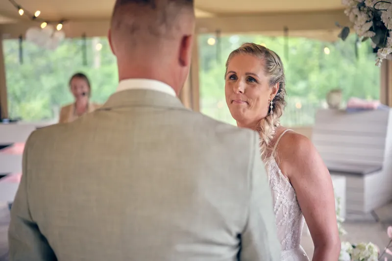 Tamara kijkt Marco aan tijdens de ceremonie