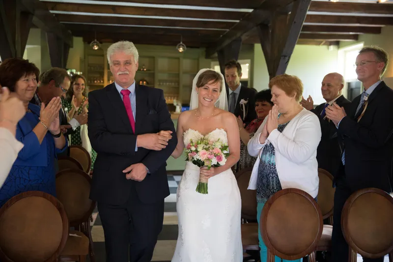 De vader van Liza brengt haar bij Stefan