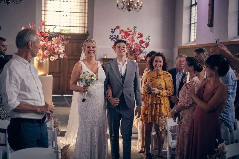 Elles komt de kerk binnen