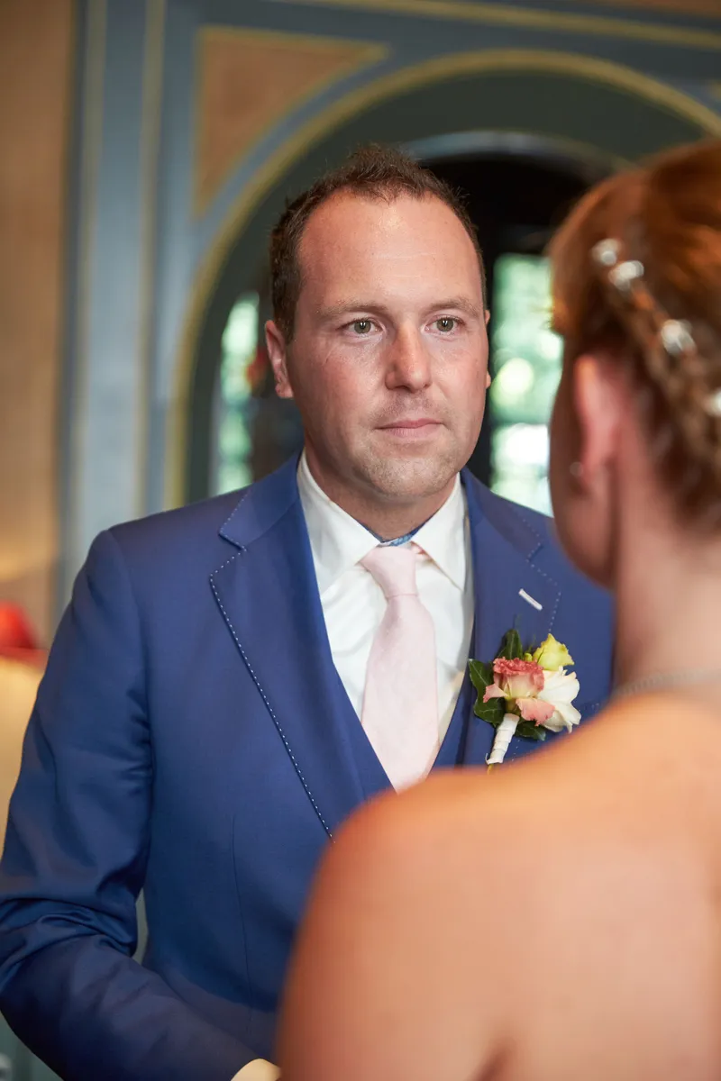Herman luistert tijdens de ceremonie
