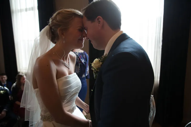 Danielle en Benjamin met de hoofden tegen elkaar