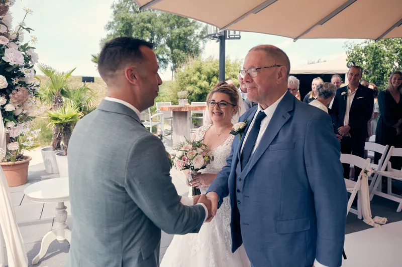 Haar vader geeft de hand van Angelique aan Michiel