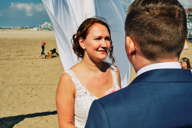 Victoria kijkt naar Stefan tijdens de ceremonie