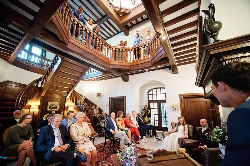 De hal met de gasten op de trap en de galerij