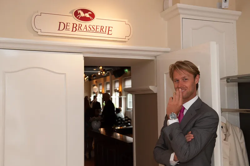 Marcel wacht bij de deur