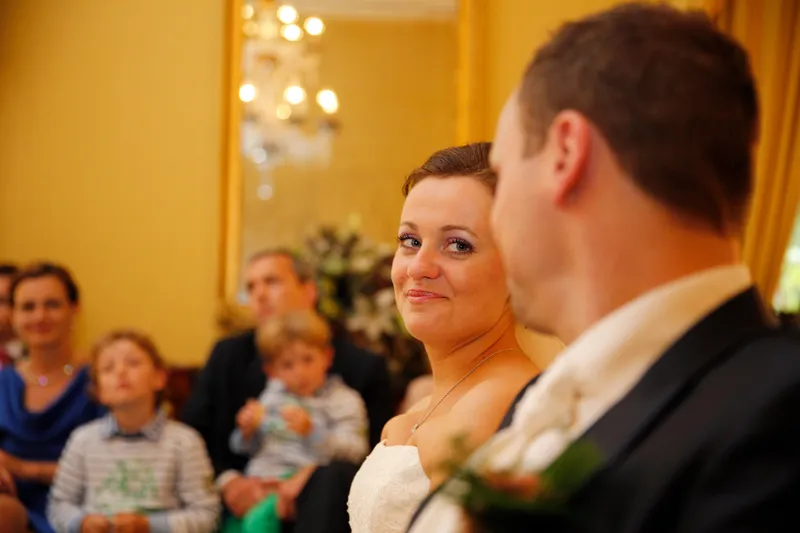 Tessa en Wessel kijken elkaar aan in de trouwzaal