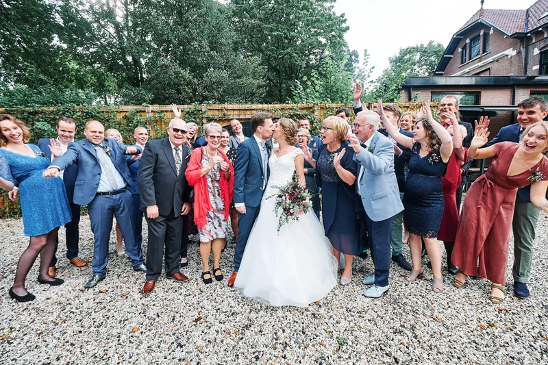 De groepsfoto op het grind voor de villa