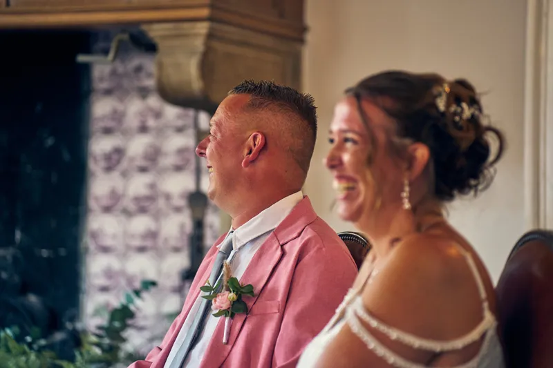 Diliana en Olav lachen naar elkaar tijdens de ceremonie