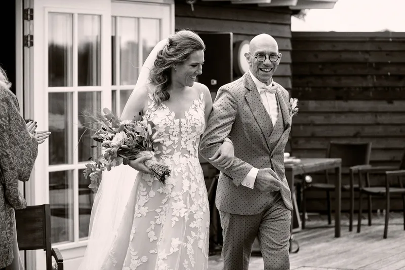 Milou loopt met haar vader over het terras naar Thèron