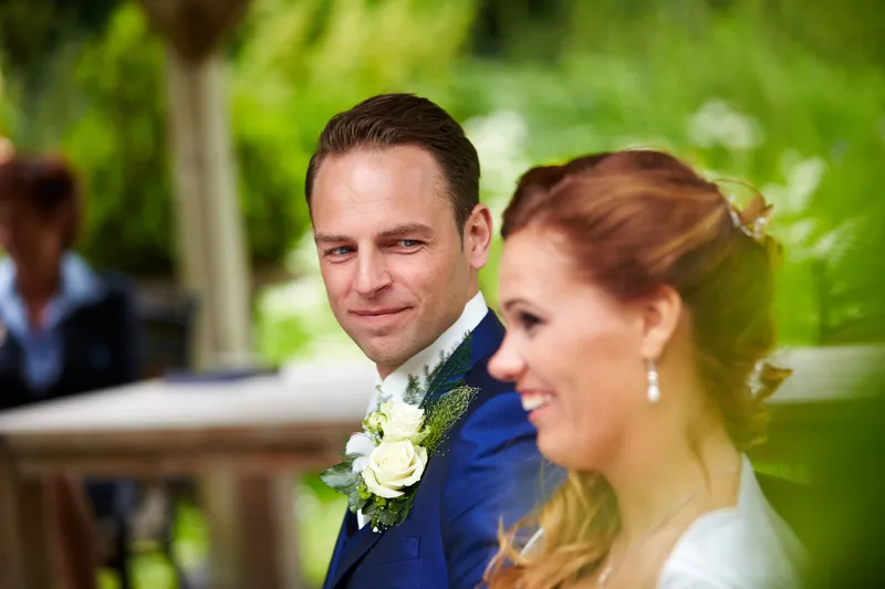 Ron en Trudy kijken lachend naar de gasten