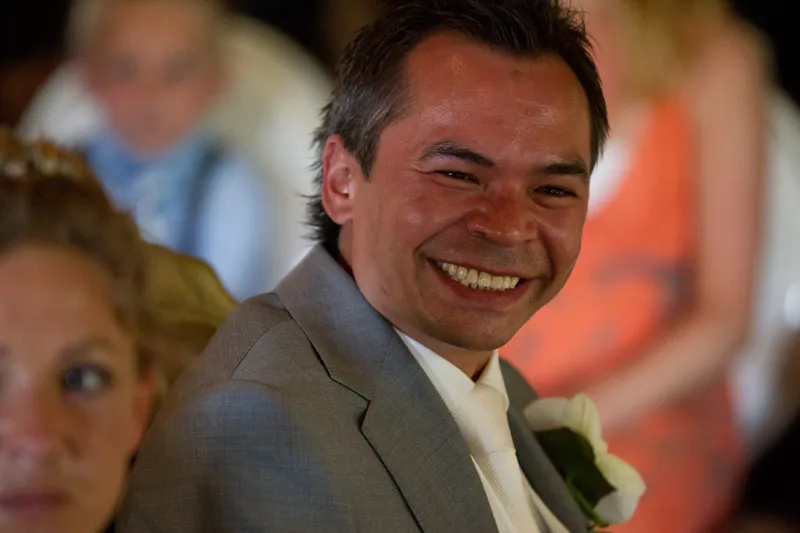 Dennis lacht breed tijdens de ceremonie
