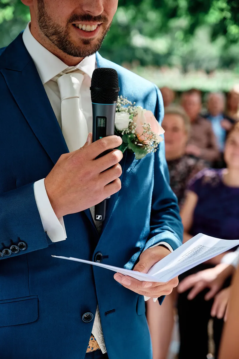 Jeroen legt zijn geloftes af met de microfoon in zijn hand