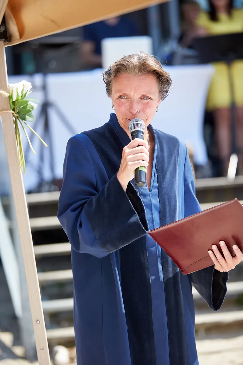 De trouwambtenaar spreekt met een microfoon