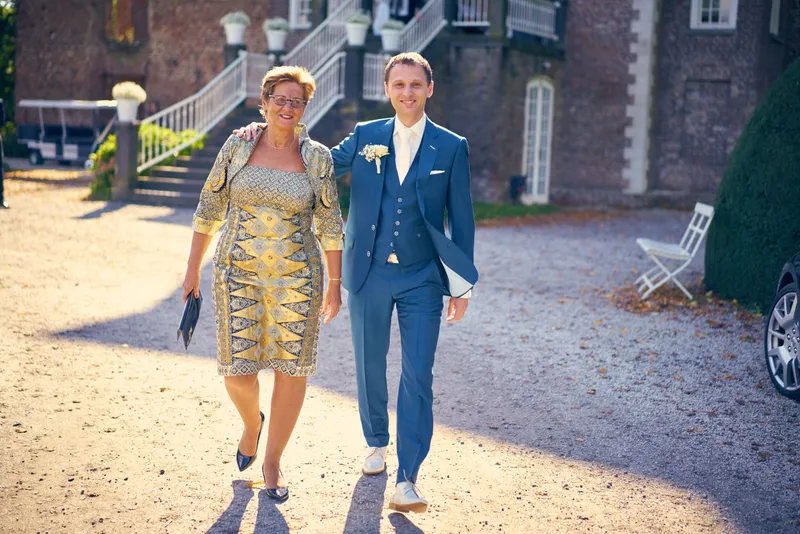 Bart loopt met zijn moeder over het plein naar de tuin