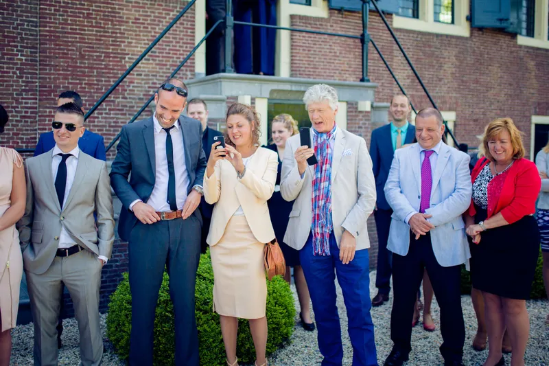 De gasten wachten voor Hofstede Meerzigt