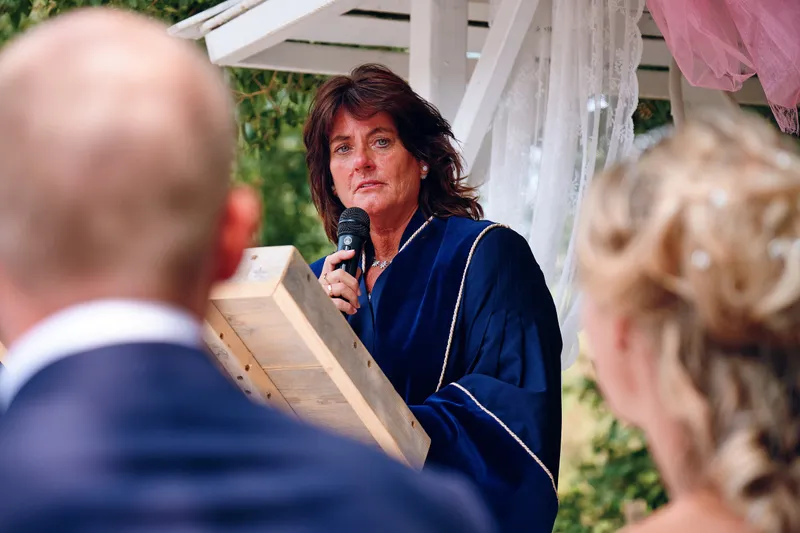 De trouwambtenaar leest voor, Kevin en Marcella luisteren