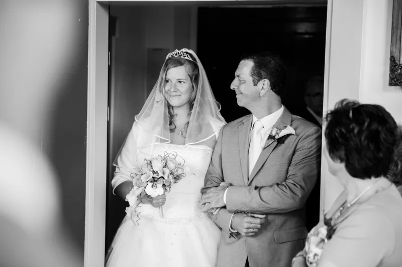 Jennifer en Brian in de deuropening van de zaal