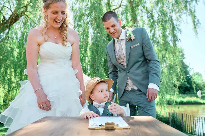 Ylona kijkt naar hun zoontje met zijn hoedje bij de tafel