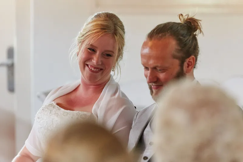 Akke lacht hartelijk tijdens de ceremonie