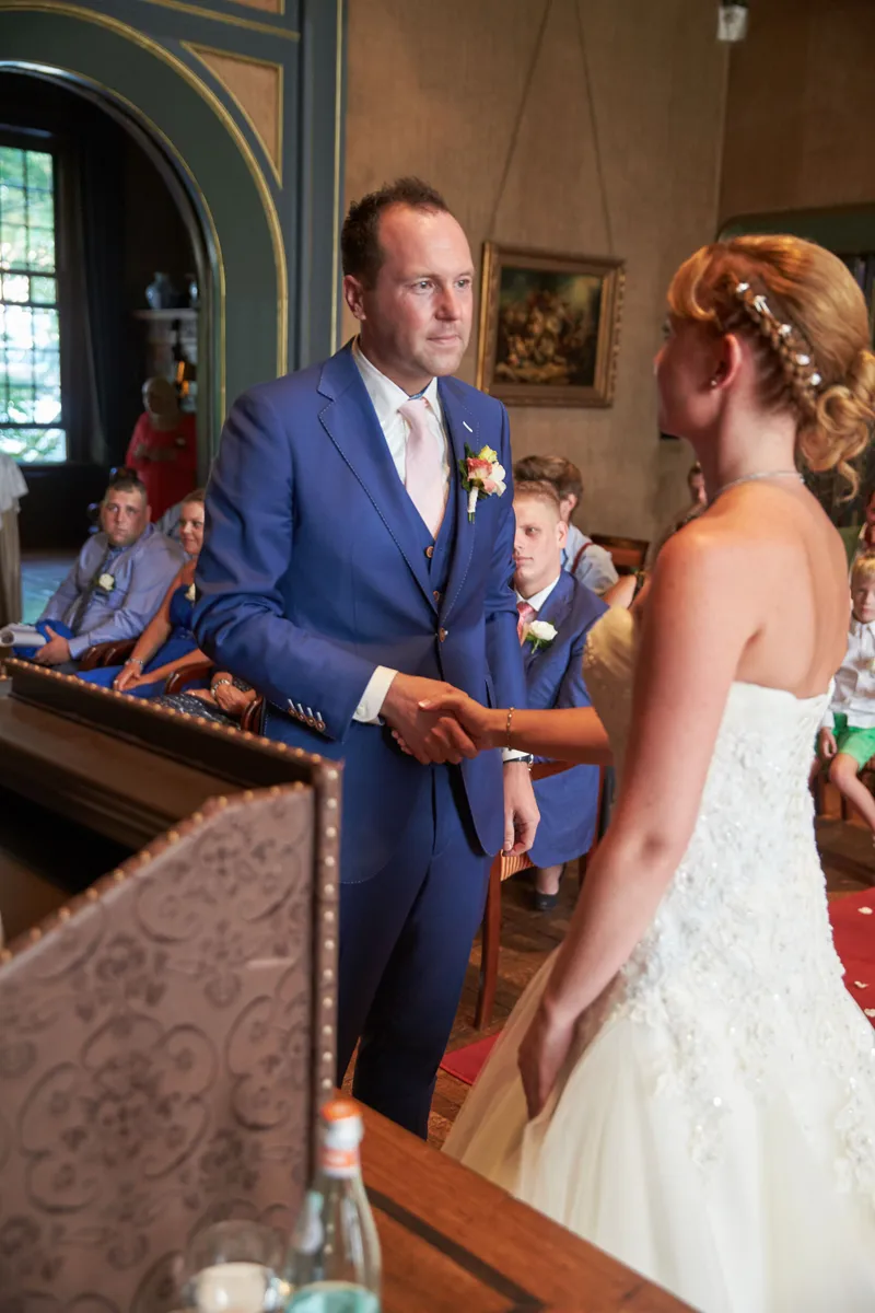 Herman en Margherita staan hand in hand voor de trouwambtenaar