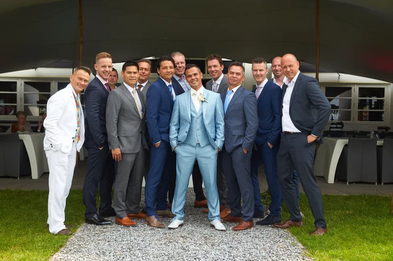 Bas met de vrienden in pak voor de tent
