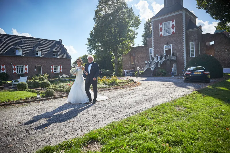 Het bruidspaar op het pad voor het kasteel