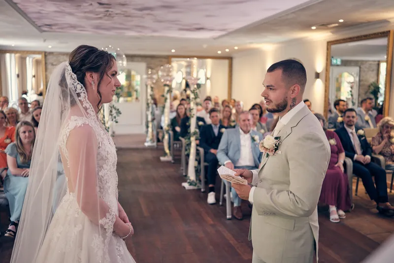 Wendy en Robin staan tegenover elkaar, de gasten op de achtergrond