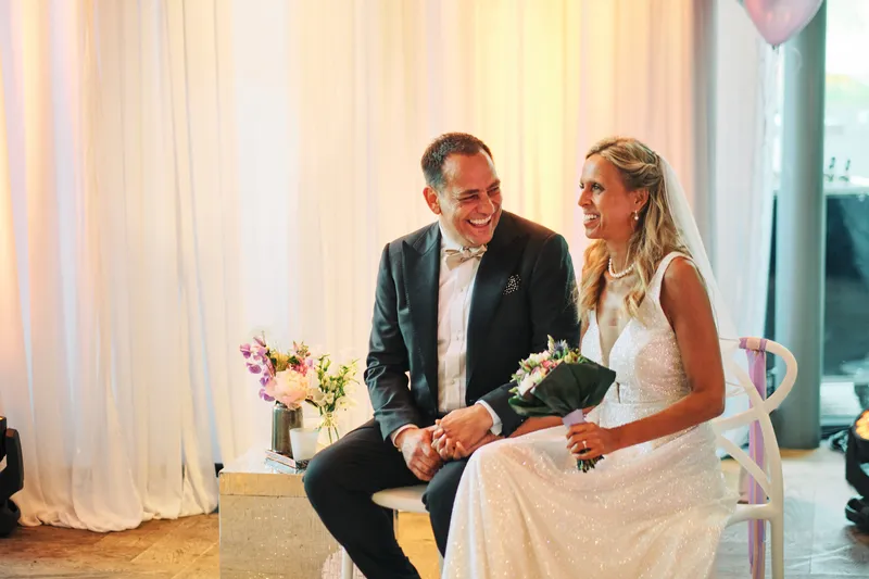 Liad en Wilfried zitten voor de witte doeken