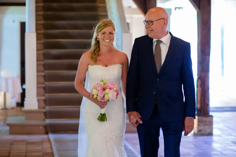 Nienke komt binnen met haar vader